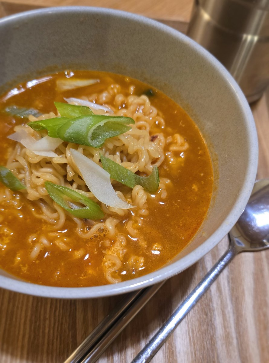 0321_mami's tweet photo. ラーメン動画レシピより

①インスタントラーメン作る
※すぐスープ粉末をいれる
②卵を溶く
③麺が茹で上がったら
溶��た卵に※麺だけ あえる
④スープをゆっくり注ぐ
➄ネギを飾る

インスタントラーメンの種類は見落としました🙏 https://t.co/vUoIe4PZuO