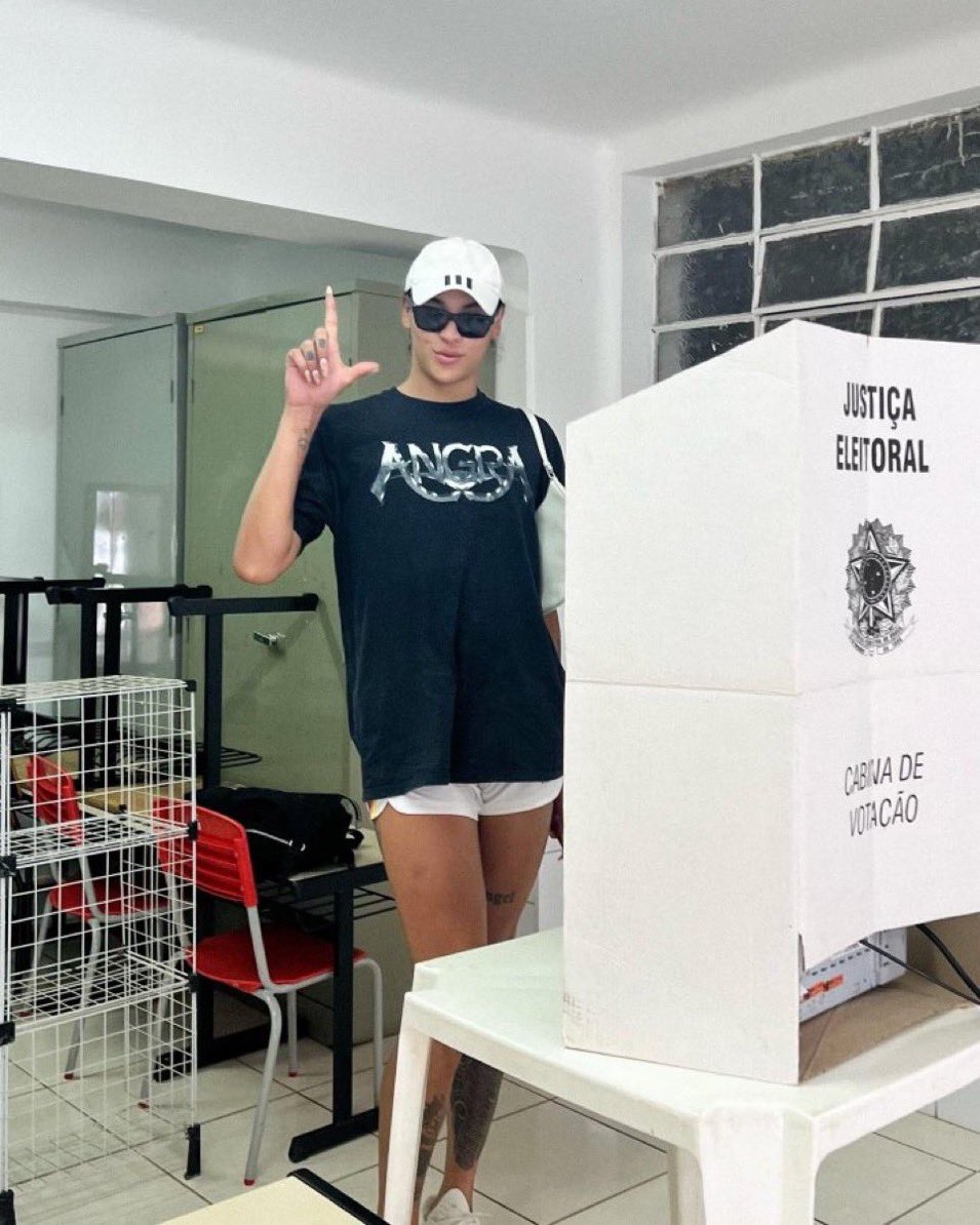 trackchartt's tweet photo. DIVA! Pabllo Vittar já registrou seus votos na urna. https://t.co/ZMsJT6rxGy