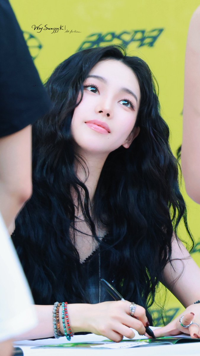 WxySwaggyK's tweet photo. 261002 LA
#aespa #에스파 
#Karina #카리나 #劉知珉 #カリナ #柳智敏 https://t.co/NnyXIQsiDK