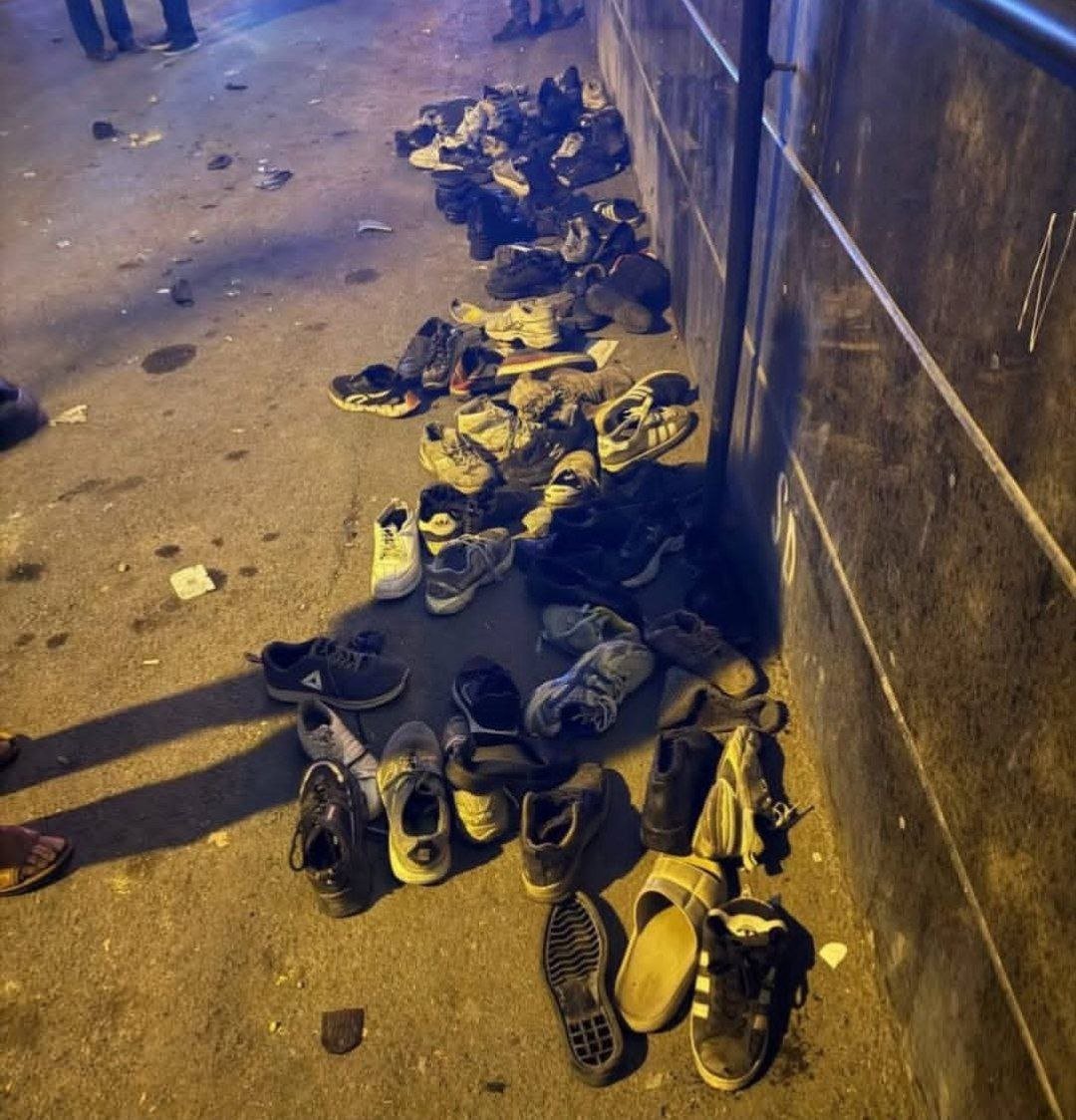 DamDami's tweet photo. کفش‌ها ماندند تا گواهی دهند کسی در وسط زندگی کردن، زندگی را ترک کرده.
حرکتی ناتمام مانده، و راهی که به پایان نرسیده و باید به پایان برسانیمَش.
#انقلاب_شیروخورشید https://t.co/3BRhGJ3S96