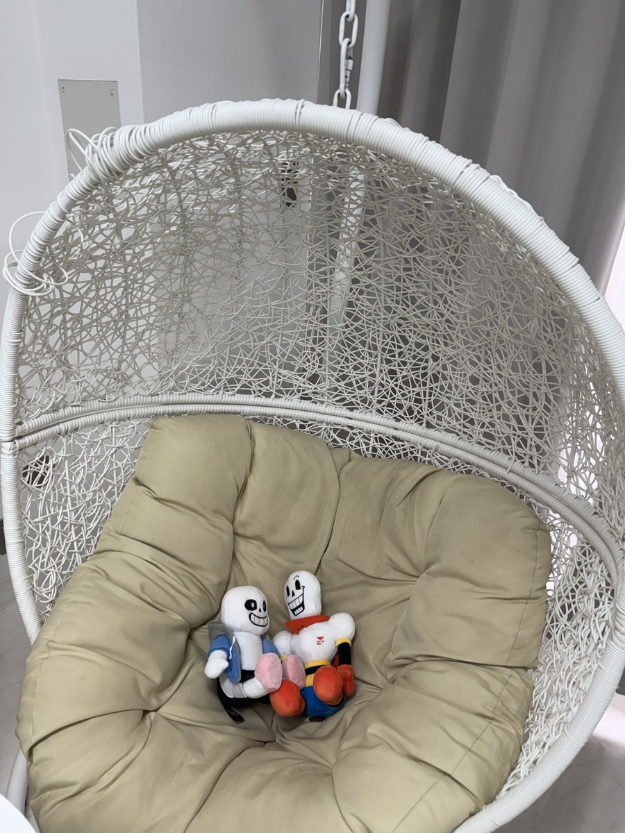MapleUndertale's tweet photo. 今日はオサレで撮影できる場所に来て、ぬい撮りとかもするようになったし骨兄弟も……？と並べてみたら自分が彼らを勝手に配置していることを苦しく思ったのでやめておいた　今後も基本的に手の届かない場所で一緒にいてもらおうと思う https://t.co/qOngqpiQgL