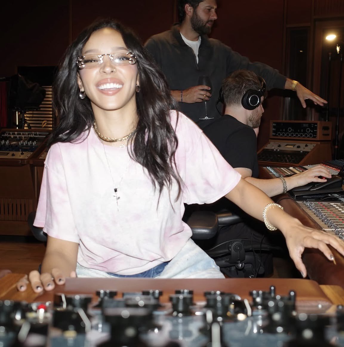 skyfitsnamo's tweet photo. the photoshoot being her making the album which is what makes her a popstar… there’s truly levels to this https://t.co/4bmfhBKgev