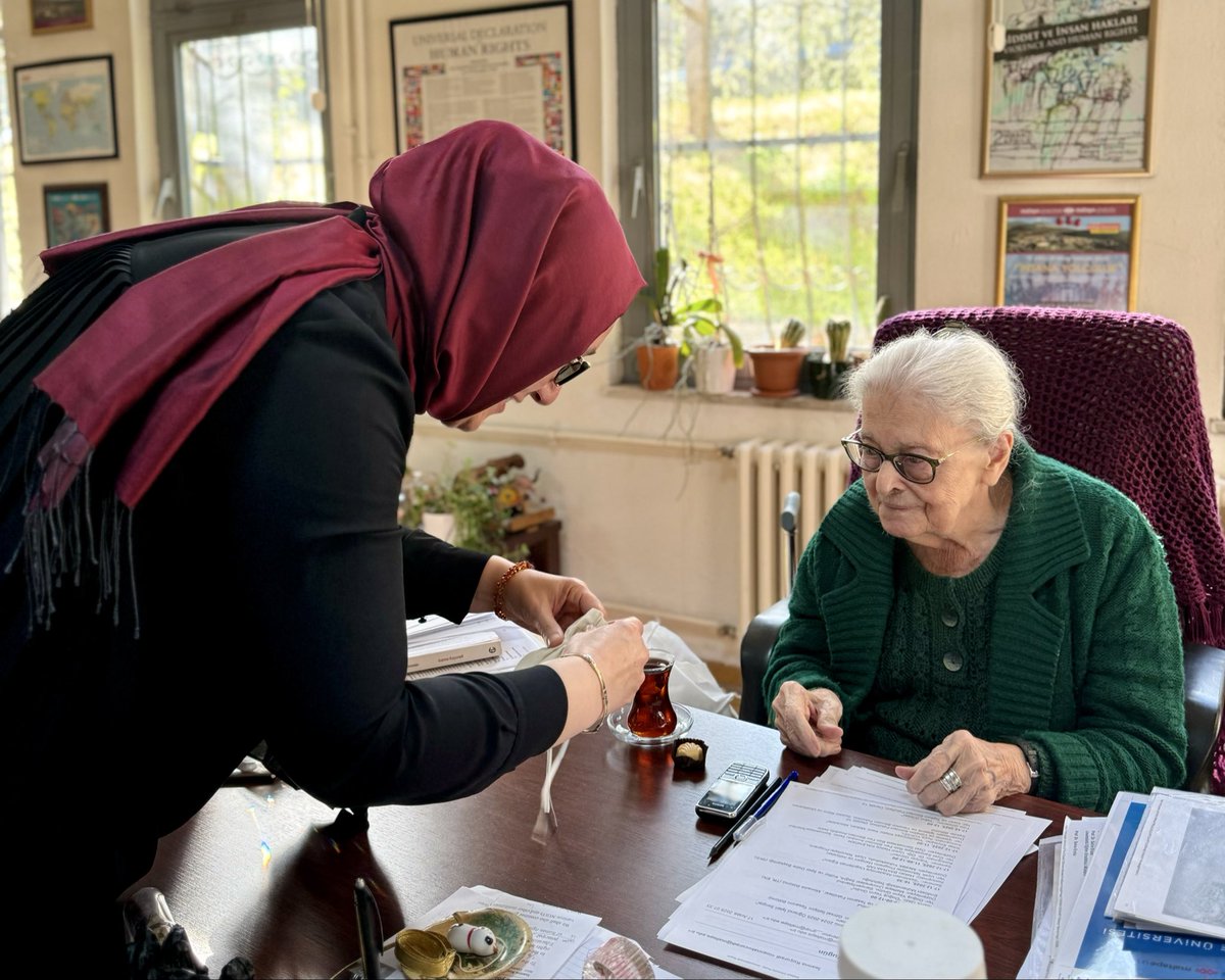 salihademirer's tweet photo. İstanbul’da başlayan hayatını; düşünmeye, sorgulamaya, insan onurunu ve insan haklarını koruyan bir felsefe anlayışına adayan Prof. Dr. İoanna Kuçuradi’nin vefatını üzüntüyle öğrendim.

“Düşünceye düşünceyle karşı çıkılır” sözüyle de hatırlayacağımız Kuçuradi, ardında yalnızca eserler ve yetiştirdiği öğrenciler değil; insanı merkeze alan güçlü bir düşünce mirası bıraktı.

Ailesine, öğrencilerine, sevenlerine ve ilim dünyamıza başsağlığı diliyorum.
