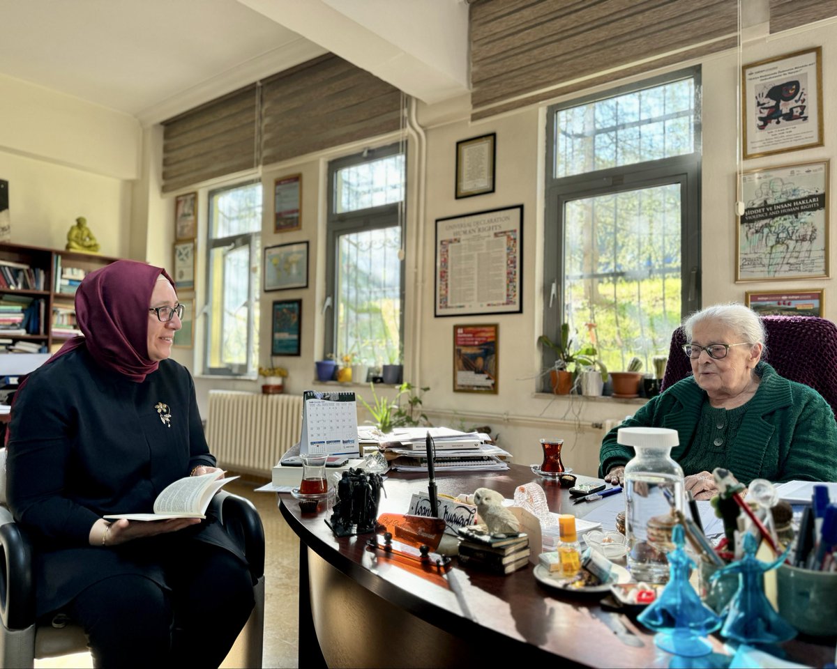 salihademirer's tweet photo. İstanbul’da başlayan hayatını; düşünmeye, sorgulamaya, insan onurunu ve insan haklarını koruyan bir felsefe anlayışına adayan Prof. Dr. İoanna Kuçuradi’nin vefatını üzüntüyle öğrendim.

“Düşünceye düşünceyle karşı çıkılır” sözüyle de hatırlayacağımız Kuçuradi, ardında yalnızca eserler ve yetiştirdiği öğrenciler değil; insanı merkeze alan güçlü bir düşünce mirası bıraktı.

Ailesine, öğrencilerine, sevenlerine ve ilim dünyamıza başsağlığı diliyorum.