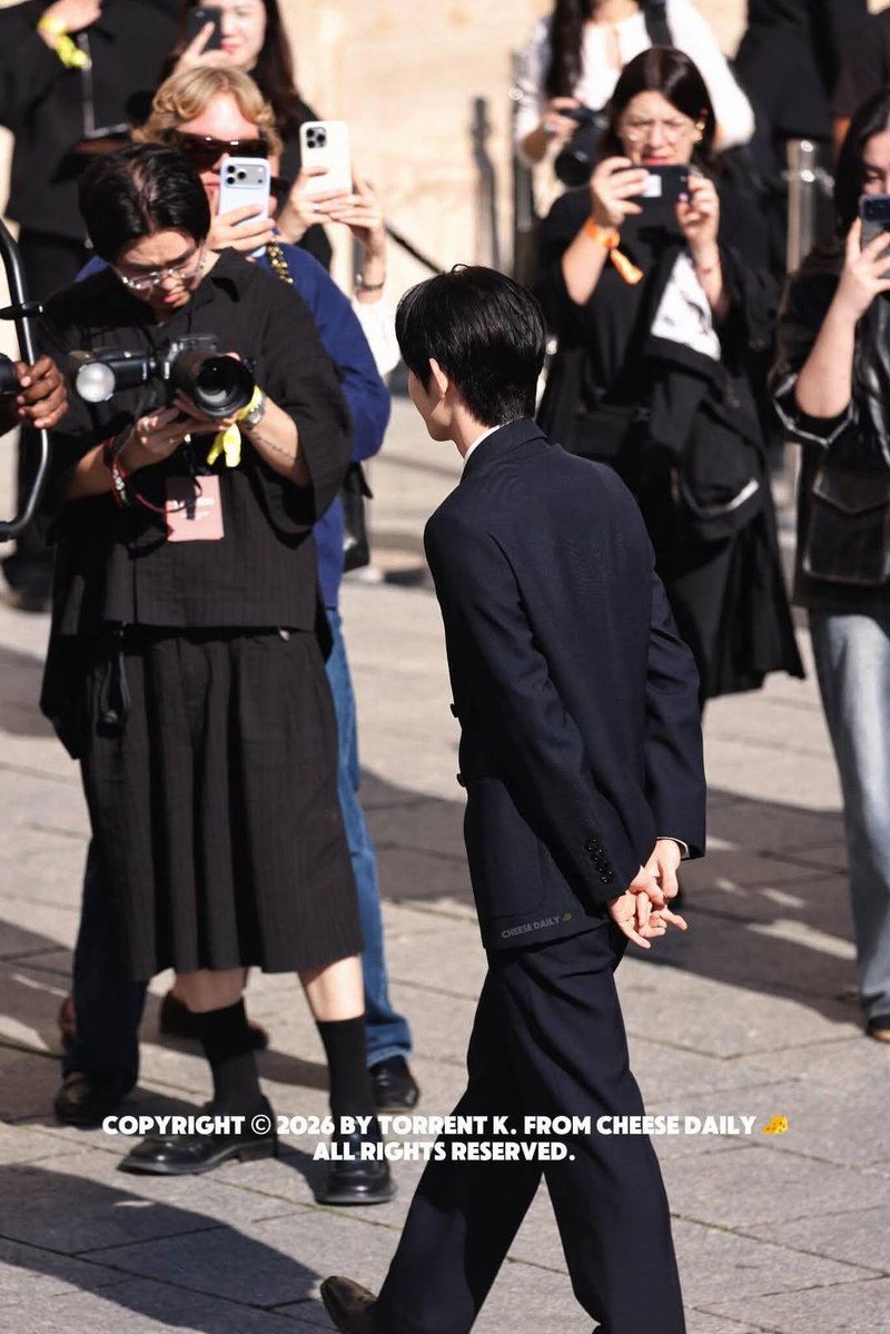 frillangelbunny's tweet photo. 부잣집 아기도련님 뒷짐지고 동태 파악중이세요

PARK SIWOO AT VALENTINO PFWSS27

#PARKSIWOOxVALENTINO
#VALENTINOPFWSS27
#PARKSIWOO https://t.co/KIxugs7Ms2