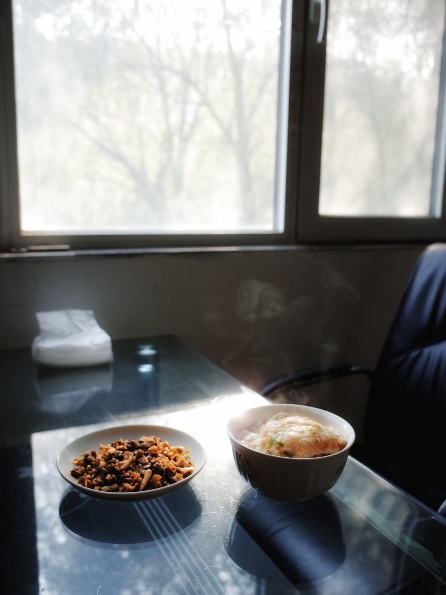 Ascetic063's tweet photo. 一顿早上的面条，好像跨越了好多年的时空才来到我面前，回到小时候的感觉，体验从未拥有的家庭感觉 https://t.co/ognWU3IcZ0