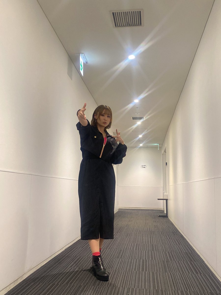 nojomiy's tweet photo. バチバチなバトル曲からみんなでワイワイ楽しい曲、さらには新曲の「Tea Party」も。魔女っ言の葉党いかがでした？
そしてついにステージ上でお兄ちゃんの隣に立つこともできました！夢みたい☺️
アガリっぱなしの2日間、たくさんの声援ありがとうございました！
ラップって楽C〜！
#ヒプマイ12thライブ https://t.co/NtsUqg3mrx