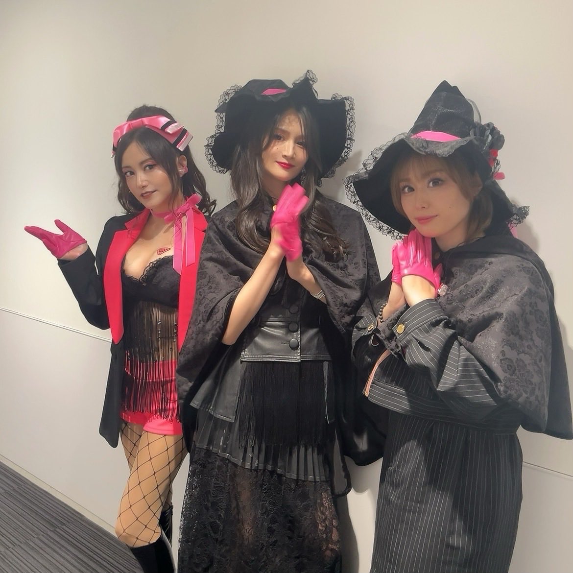 nojomiy's tweet photo. バチバチなバトル曲からみんなでワイワイ楽しい曲、さらには新曲の「Tea Party」も。魔女っ言の葉党いかがでした？
そしてついにステージ上でお兄ちゃんの隣に立つこともできました！夢みたい☺️
アガリっぱなしの2日間、たくさんの声援ありがとうございました！
ラップって楽C〜！
#ヒプマイ12thライブ https://t.co/NtsUqg3mrx