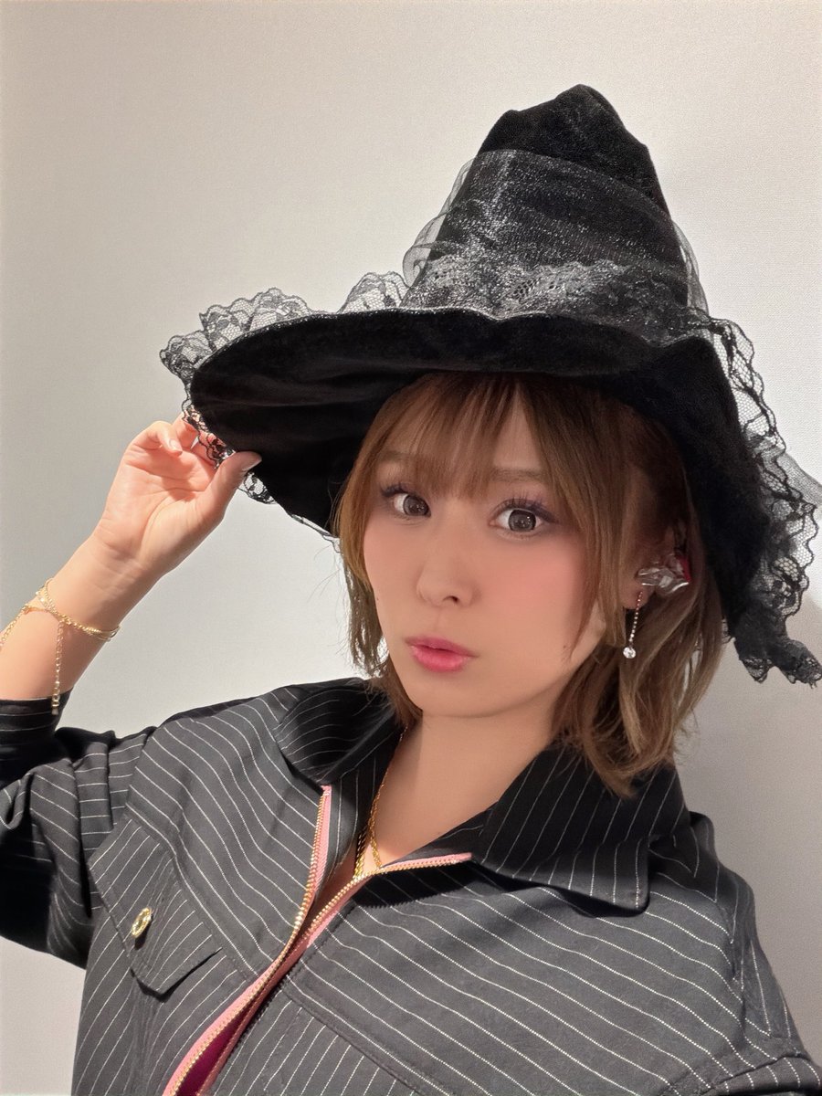 nojomiy's tweet photo. バチバチなバトル曲からみんなでワイワイ楽しい曲、さらには新曲の「Tea Party」も。魔女っ言の葉党いかがでした？
そしてついにステージ上でお兄ちゃんの隣に立つこともできました！夢みたい☺️
アガリっぱなしの2日間、たくさんの声援ありがとうございました！
ラップって楽C〜！
#ヒプマイ12thライブ https://t.co/NtsUqg3mrx