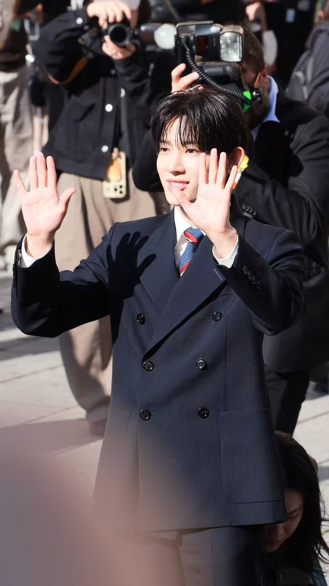 Siwoonly's tweet photo. 朴时宇太帅啦贵贵的  和华伦天奴的调性和质感实在是太匹配了

PARK SIWOO AT VALENTINO PFWSS27

#PARKSIWOOxVALENTINO
#VALENTINOPFWSS27
#PARKSIWOO https://t.co/Ho2cHNBegr