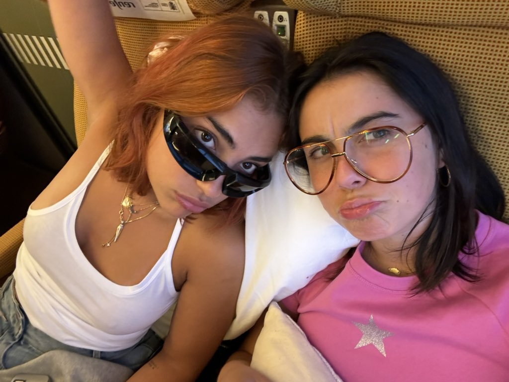 laneferale's tweet photo. ser fan de las 2 y tener Twitter es difícil pero jamás nadie me hará odiarlas por puras supersticiones y locas aburridas

OS AMO MIS KIVI 
OS ODIO "FANS" QUE LAS CRITICAIS https://t.co/iCMPiw8uZE