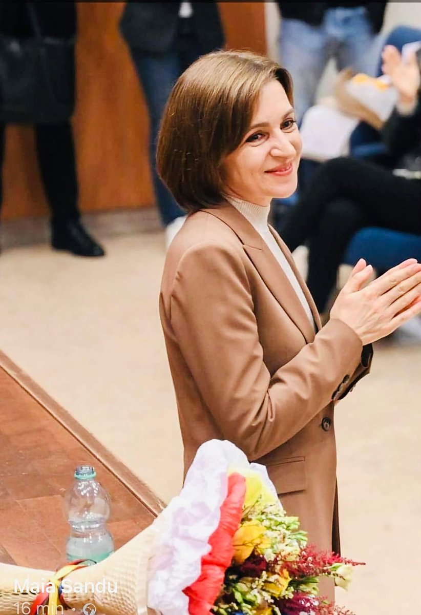 VictoriaMuem's tweet photo. M-a impresionat mereu faptul că, deși suntem mulți și puternici la exterior, căutăm siguranță și protecție sub aripa unei femei care pare firavă, dar este puternică precum o stâncă. 🇲🇩❤️

#Moldova #MaiaSandu https://t.co/msHfGlaWuz