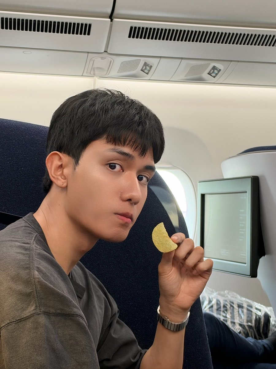 jj_rcp's tweet photo. บินกลับแล้ว หยุดอีทก่อน🙂‍↕️ https://t.co/C2L9DDs8TJ