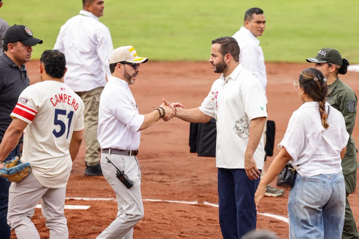ErasmoZB's tweet photo. ¡La Pradera vuelve a ver su estadio de béisbol bonito y como se lo merecen! 

En este escenario, donde el profe Luis Nieto dedicó tantos años a formar generaciones de peloteros, veremos crecer a los próximos grandes ligas de nuestro departamento, como nuestros orgullos Jordan Díaz y Gustavo Campero.

Qué honor entregar renovado este emblemático lugar para el béisbol monteriano, junto al Presidente @ABDELAESPRIELLA, gracias por acompañarnos, con su respaldo seguiremos llevando el deporte al nivel más alto.