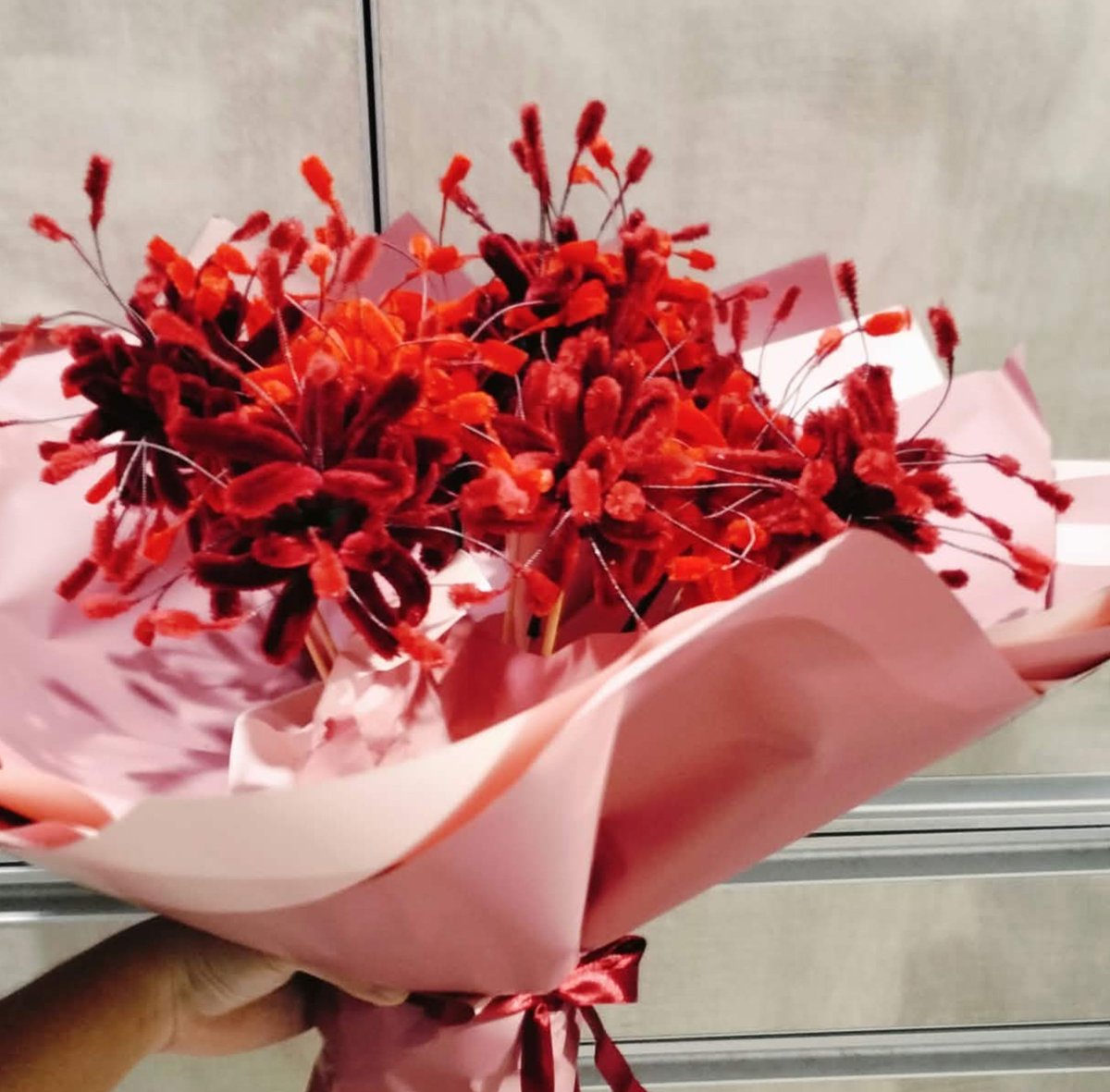 sanctum_iris's tweet photo. i heard 🦁 💐 likes spider lilies! 👀 

it reminded me of the time when my sister(a very talented individual btw) created a bouquet of them using fuzzy wires‼️ her hands ended up getting bruised for a while, since she made around 10+ of them for a commission under one night... 😭 https://t.co/zKxpPYlzTd