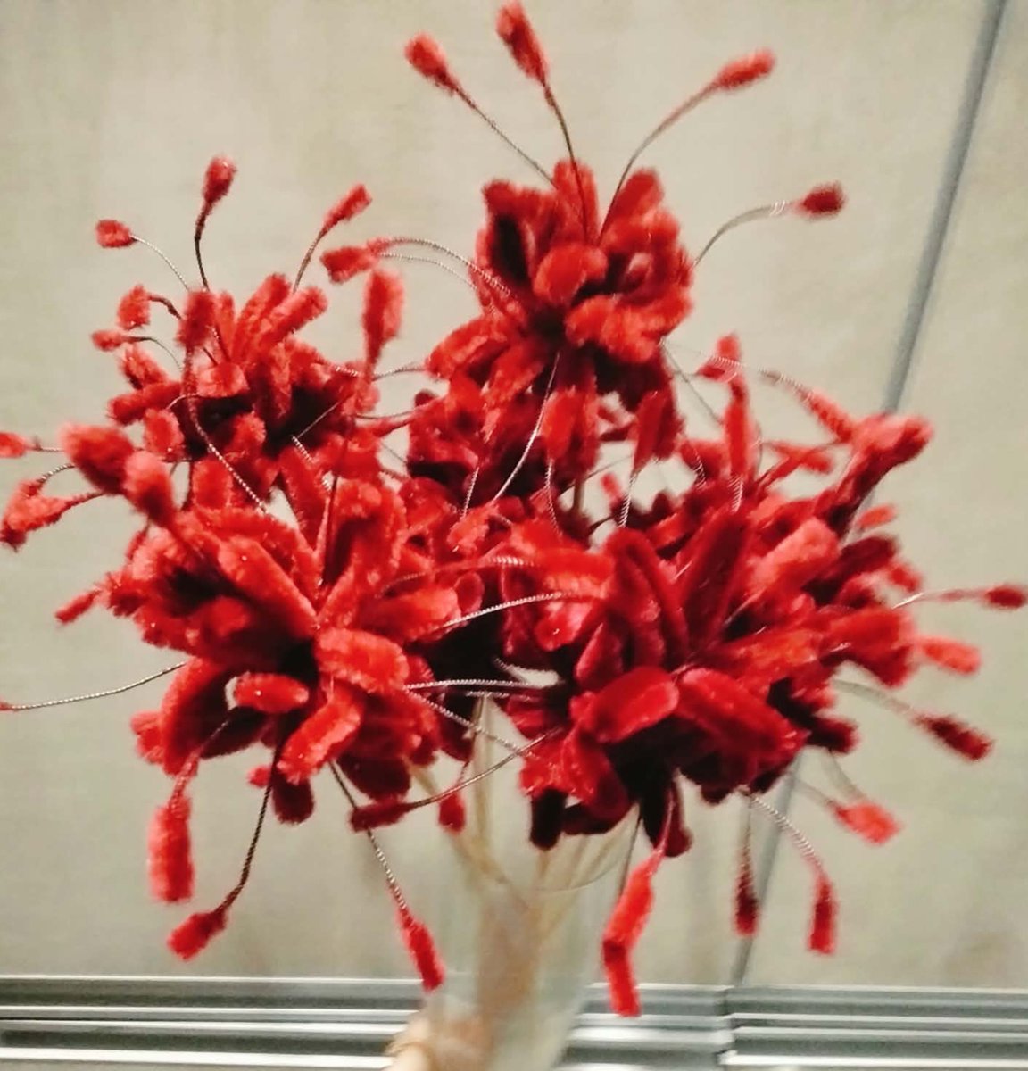sanctum_iris's tweet photo. i heard 🦁 💐 likes spider lilies! 👀 

it reminded me of the time when my sister(a very talented individual btw) created a bouquet of them using fuzzy wires‼️ her hands ended up getting bruised for a while, since she made around 10+ of them for a commission under one night... 😭 https://t.co/zKxpPYlzTd