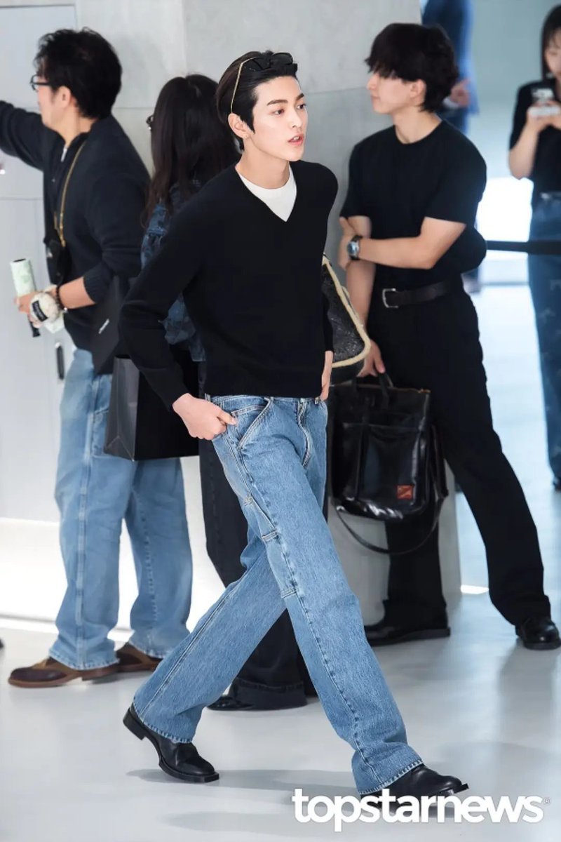 ecstaticluvz's tweet photo. DROP THE HASTAGS FOR KEONHO!! 🩵

KEONHO AT CHANEL PFW

#KEONHOxCHANELSS27
#CHANELSpringSummer 
#KEONHO @CHANEL https://t.co/woCyBbqnma