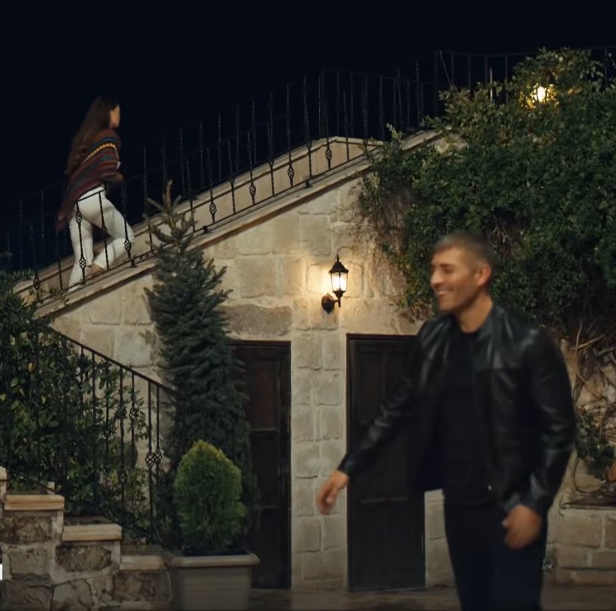 BeeQueen0000's tweet photo. I NEED to know what happened for him to be smiling like a fool from ear to ear and acting like a boy in love who just got back from his first date!! 😭😂🙂‍↔️
#AlZey • #AnneYarısı https://t.co/X9TFlhas1Y