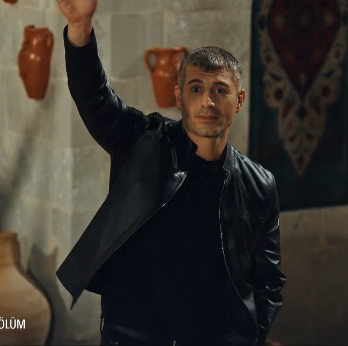 BeeQueen0000's tweet photo. I NEED to know what happened for him to be smiling like a fool from ear to ear and acting like a boy in love who just got back from his first date!! 😭😂🙂‍↔️
#AlZey • #AnneYarısı https://t.co/X9TFlhas1Y
