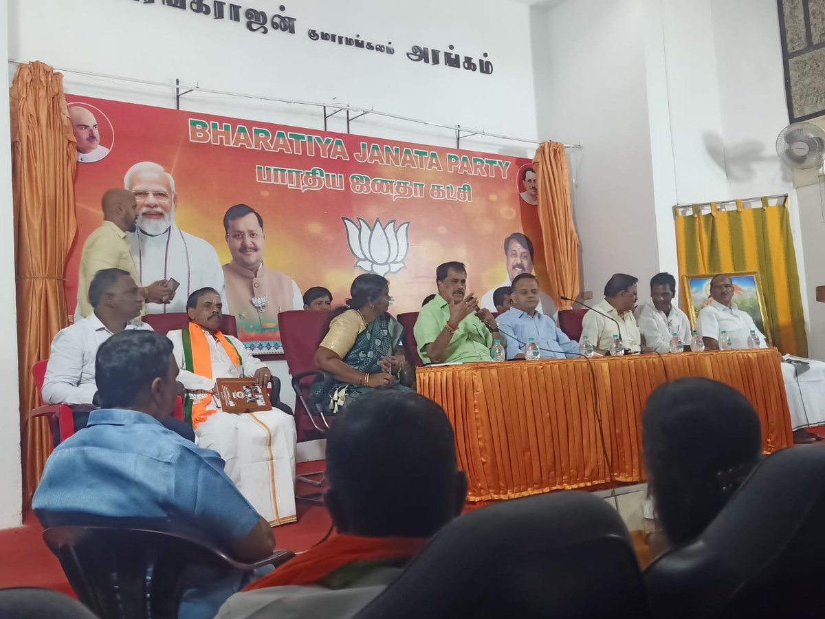 premkumarhi's tweet photo. வருகிற அக்டோபர் 11ஆம் தேதி நமது பாரதப் பிரதமர் திரு.நரேந்திர மோடி ஜிஅவர்கள் சென்னை வருகை தருகிறார்.அவருக்கு சிறப்பான வரவேற்பு அளிப்பது தொடர்பாக பாஜக அணிகள் மற்றும் பிரிவுகளின் பொறுப்பாளர்கள் கூட்டம் இன்று சென்னை கமலாலயத்தில் நடைபெற்றது. #TNBJP #BJP #WelcomeModi #VanakkamModi https://t.co/uPsrht7ts9