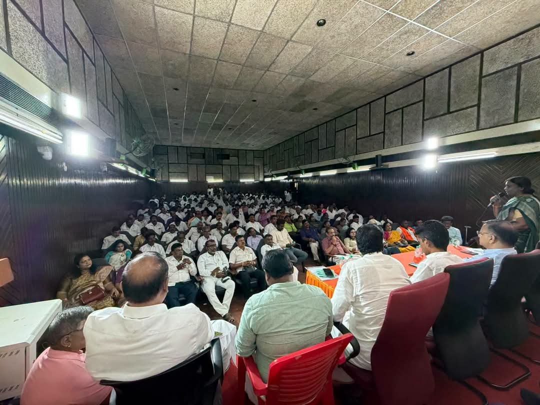 premkumarhi's tweet photo. வருகிற அக்டோபர் 11ஆம் தேதி நமது பாரதப் பிரதமர் திரு.நரேந்திர மோடி ஜிஅவர்கள் சென்னை வருகை தருகிறார்.அவருக்கு சிறப்பான வரவேற்பு அளிப்பது தொடர்பாக பாஜக அணிகள் மற்றும் பிரிவுகளின் பொறுப்பாளர்கள் கூட்டம் இன்று சென்னை கமலாலயத்தில் நடைபெற்றது. #TNBJP #BJP #WelcomeModi #VanakkamModi https://t.co/uPsrht7ts9
