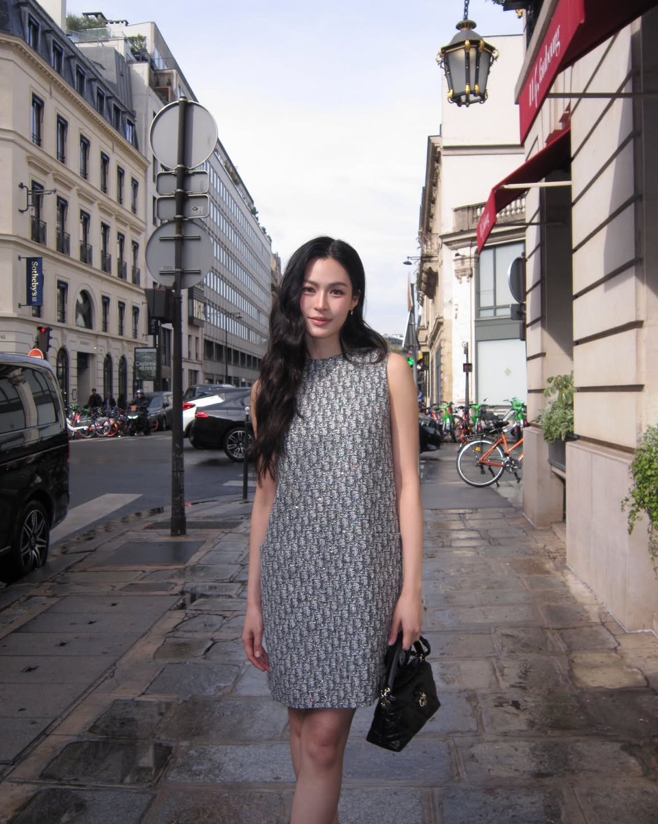 BestKwong511_CN's tweet photo. Dior Summer 27 feels beautifully elevated with Lingling Kwong, whose calm confidence gives the styling a polished and luxurious finish.

#LinglingKwong #DiorSummer27
#PFW #Dior
#LinglingKwongXDiorSummer27
@Dior @linglingsirilak https://t.co/KmcSjpdpB8