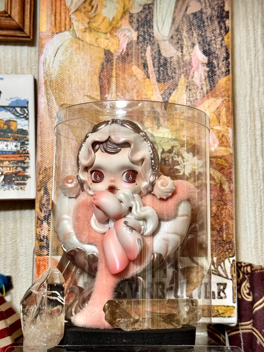 potitaDX's tweet photo. 自身の自引きパワーのなさに対して絶対的自信を持っているため🤣先にお譲りいただいていたSKULLPANDAのSpoonWarmerちゃんを壁に飾ってるミュシャの浮気女(昔チェコの路面店で入手)が背景になるように、シトリン原石を周りにセットしてディスプレイしてみた‼︎イメージ通り相性良くて良き…可愛い👀✨ https://t.co/dTM0FWMlFg