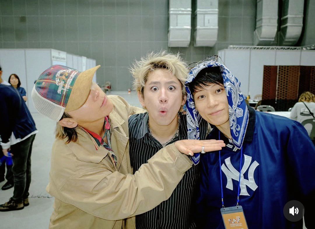 music_uw25's tweet photo. FTISLAND イ・ホンギ
ONE OK ROCK Taka
UVERworld TAKUYA∞

ボーカル3人のこのスリーショットえぐい📸 https://t.co/FDNkAbM40w