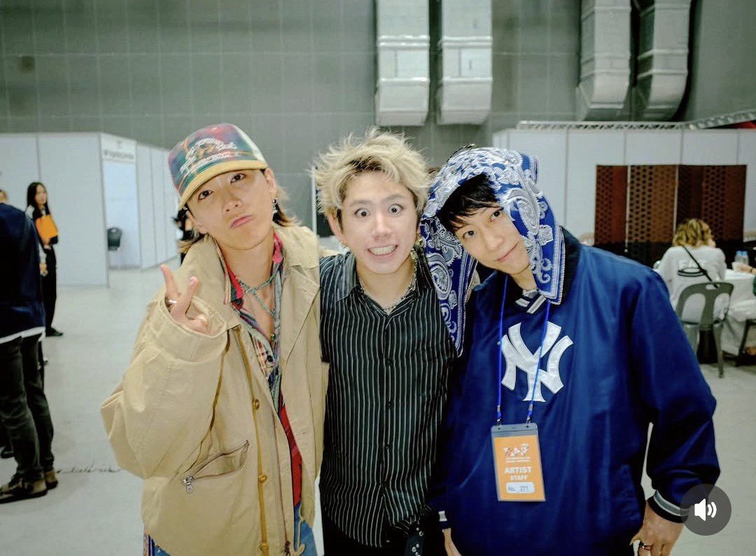 music_uw25's tweet photo. FTISLAND イ・ホンギ
ONE OK ROCK Taka
UVERworld TAKUYA∞

ボーカル3人のこのスリーショットえぐい📸 https://t.co/FDNkAbM40w