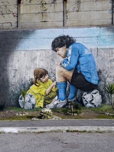 barrabrava_net's tweet photo. Dalma, la hija de Diego Maradona, recogiendo margaritas para su papá antes del entrenamiento, que después llevó todas las flores en la media. https://t.co/EwISKhbJjh