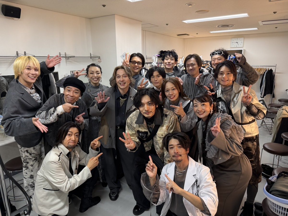 Kingsakubonbi's tweet photo. 毎ステージ、日替わりゲストの方々が、
それぞれ、様々な「その時限り」のシーンを創ってくれてます✨

本日の悠来は、ホント久しぶりの共演でした✨
イイ男っぷりに更に磨きがかかってた✨

久しぶりに「じじい」と彼にステージ上で呼ばれた。

思えば、当時も俺は「じじい」と彼によく呼ばれてた✨ https://t.co/ooDLea7wWa