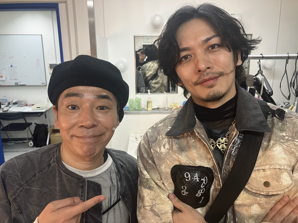 Kingsakubonbi's tweet photo. 毎ステージ、日替わりゲストの方々が、
それぞれ、様々な「その時限り」のシーンを創ってくれてます✨

本日の悠来は、ホント久しぶりの共演でした✨
イイ男っぷりに更に磨きがかかってた✨

久しぶりに「じじい」と彼にステージ上で呼ばれた。

思えば、当時も俺は「じじい」と彼によく呼ばれてた✨ https://t.co/ooDLea7wWa