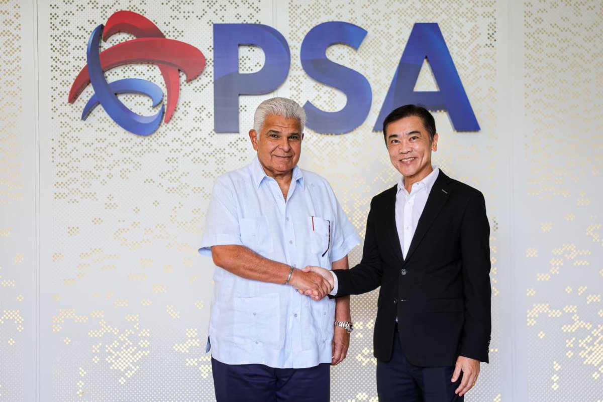 as_salazar's tweet photo. Mulino visita la terminal automatizada más grande del mundo: el puerto de Tuas, en Singapur
 
El presidente de la República, @JoseRaulMulino efectuó este domingo, 4 de octubre, un recorrido por el puerto de Tuas, una de las terminales destinadas a convertirse en el puerto de contenedores totalmente automatizado más grande del mundo. 

Como parte de su visita a Singapur, el presidente Mulino calificó la obra como el modelo para Panamá. Durante su recorrido, el mandatario constató el sueño de Singapur de consolidar un solo megapuerto desde 1977, que hoy se convierte en una realidad, al inaugurar su primera fase (de cuatro) en el año 2022 y con su conclusión prevista para el 2040. 
 
En el Centro de Control de Operaciones, Mulino observó la impresionante terminal que ocupará 1,337 hectáreas, con 66 muelles distribuidos en 26 kilómetros de longitud y con una capacidad de 65 millones de TEU al año. 
 
Ubicado en la punta oeste de la isla, el puerto de Tuas es un modelo a seguir: un solo megapuerto automatizado que consolide todo y que le podría dar a Panamá en las Américas la misma ventaja que Singapur tiene en Asia. Panamá es el “hub” logístico de las Américas por una combinación inigualable: el Canal, una infraestructura multimodal, la Zona Libre de Colón y Panamá Pacífico.
 
En su visita, el presidente escuchó una explicación en torno a la operación, recorrió el centro de control que dirige toda la actividad del puerto, caracterizado por la ausencia de conductores de grúas, con camiones autónomos y un patio automatizado que funciona las 24 horas del día con un rendimiento 30% más rápido que un centro normal.
 
Los representantes de la Autoridad del Puerto de Singapur (PSA) agradecieron al presidente Mulino por confiar en esta megaobra cuyo funcionamiento es 100% eléctrico y cuenta con energía propia gracias a techos de bodegas y grúas equipados con paneles solares. Además, recalcaron la postura de neutralidad y lealtad que ambas naciones mantienen, compartiendo una misma visión con Panamá.
 
La delegación que acompañó al presidente fue recibida por los representantes de PSA: Ong Kim Pong, director general del grupo, PSA International; Seow Hwee, director general de Ecosistema Portuario y Terminales de Tuas; y William Goh, vicepresidente de Excelencia en el Servicio. Por Panamá, estuvieron el canciller Javier Martínez-Acha; José Ramón Icaza, ministro del Canal; Sebastián Breton, embajador de Panamá en Singapur; y Kristelle Getzler, de la Secretaría de Asuntos Sociales y Competitividad.
  
Para este lunes 5 de octubre, el presidente Mulino se reunirá con el presidente y con el primer ministro de Singapur, Tharman Shanmugaratnam y Lawrence Wong, respectivamente, como parte de la gira por Asia para buscar la apertura de nuevos mercados, la consolidación de alianzas estratégicas con los sectores marítimo, aéreo y agrícola, y la atracción de nuevas inversiones que generen más empleos para los panameños.
@jricazac 
@javierachapma 
@kristie1510