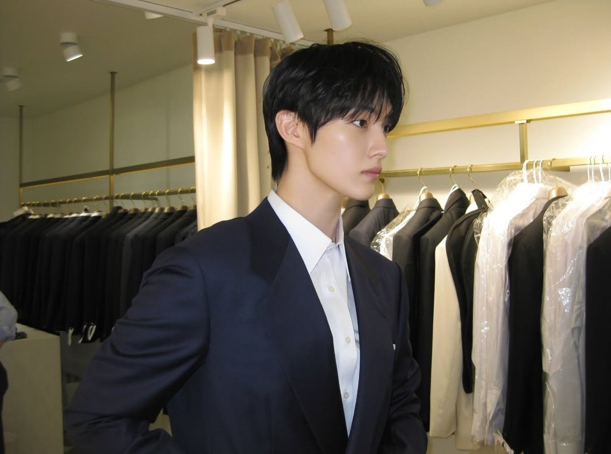 dear_mybrownie's tweet photo. 261004 🐰 Hiand Messages

🐰 Do you like the pictures (*uploaded on Instagram)?
🐰 They're ones taken by my CEO, and the reaction is so good that I need to ask him to take them more often from now
🐰 (Emoticon)
🐰 The suit is pretty right?
🐰 It's really really good
🐰 I'm wondering when I'll get to wear it
🐰 Hahahahaha why are there so many of you saying that we should get married

#HYUNSUK #현석 #윤현석 
🔗https://t.co/0TfAs2UhPs