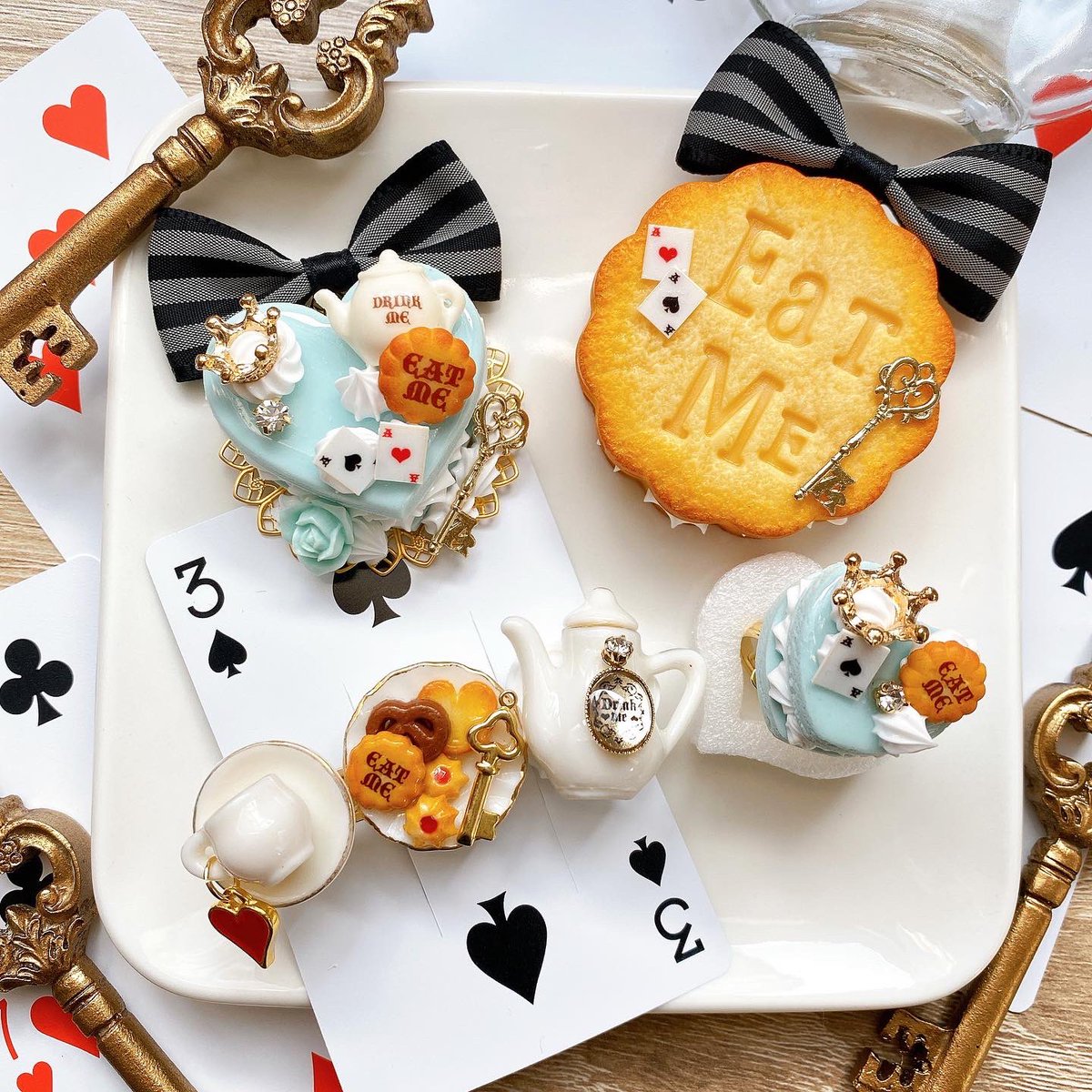 erry_chelsea's tweet photo. デザフェスはアリス、チョコミント、すみれ、ケーキモチーフなどを制作していきます🗝️🍫💜🎂 https://t.co/tmNnZf4MZW