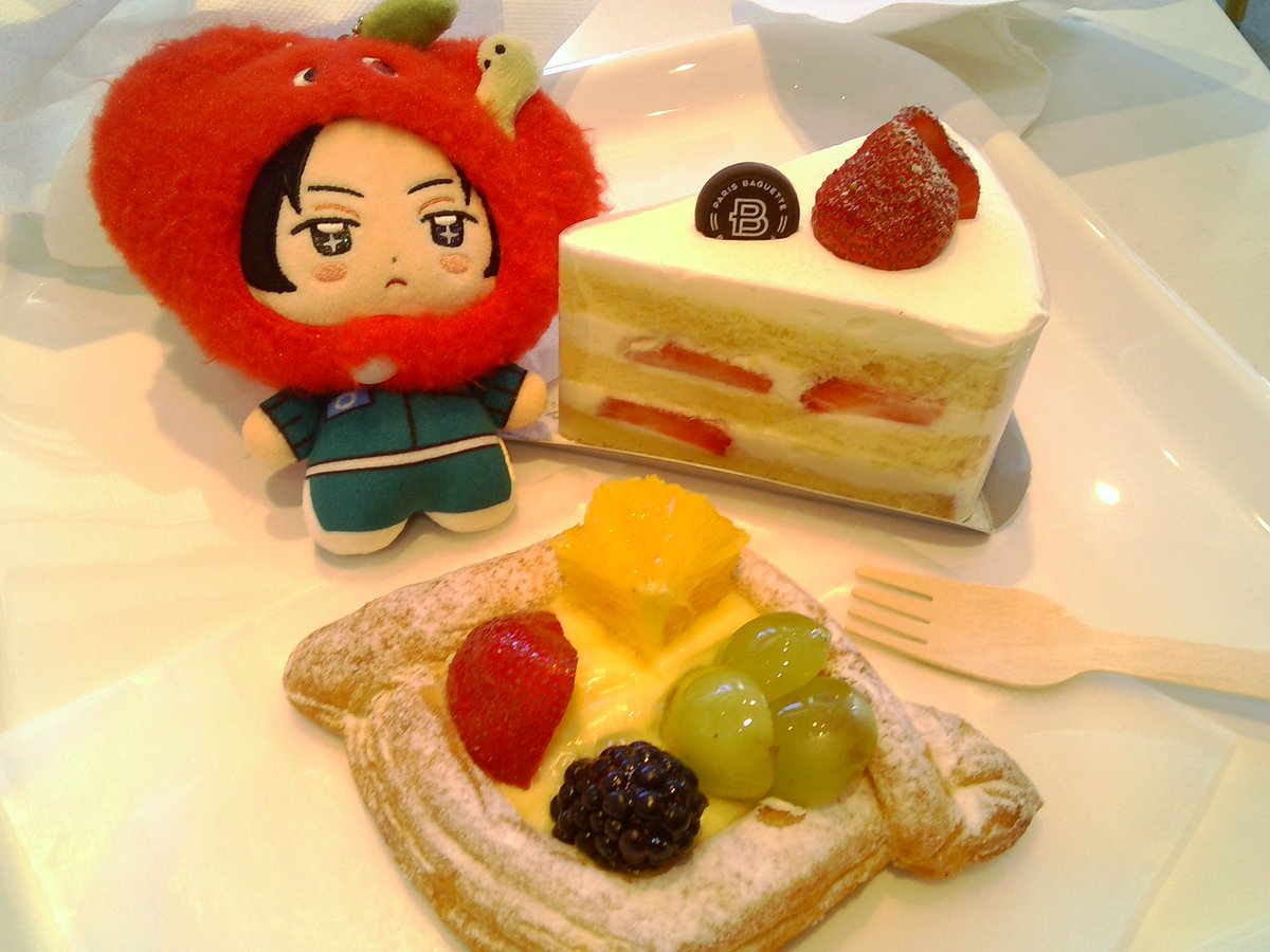 blackholeshan's tweet photo. what to eat first….. https://t.co/52XRj5QT4O
