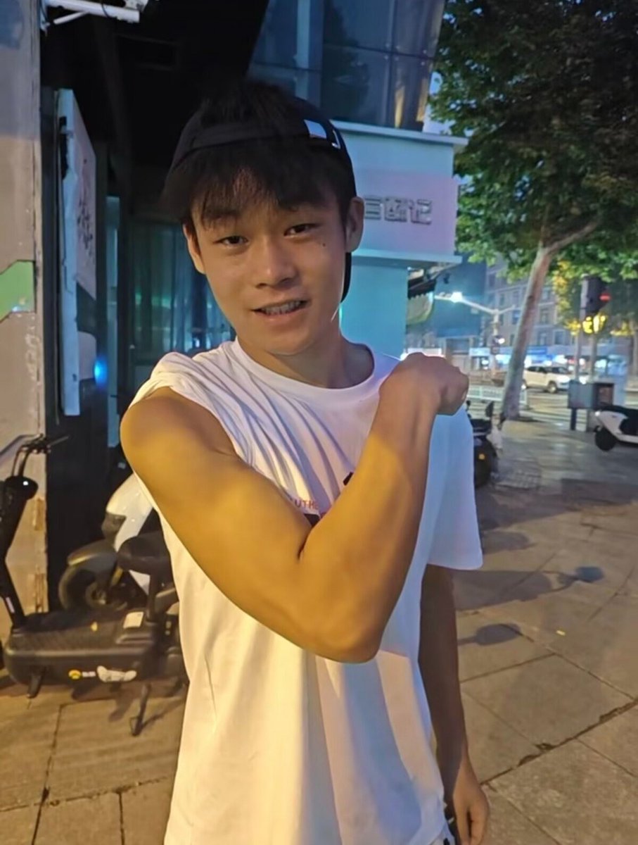 leshtweet's tweet photo. 福利原创 山东临沂大屌26届体考生
标��的山东土直长相的黑皮体育生刷到便瞬间勾起我的好奇心 不愧拥有山东血脉 疲软状态下都能看出弟弟的实力不容小觑 奈何准备进一步采访时 弟弟便不再上头 只能遗憾草草收场..完整版3分23秒
⚠️: 该作品没有射精场景介意勿买
#男高 #体育生 #大屌 #洗澡 https://t.co/iUtJ3KLmqA