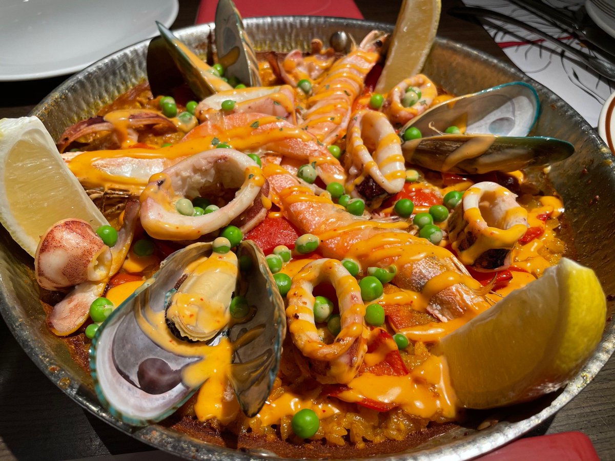 JadeJenniny0eb's tweet photo. Descubre la paella valenciana auténtica con marisco fresco, azafrán aromático y el toque perfecto de caldo! Un sabor de Espaa que te transporta directamente a la costa mediterránea. https://t.co/hWuD2kMq3O