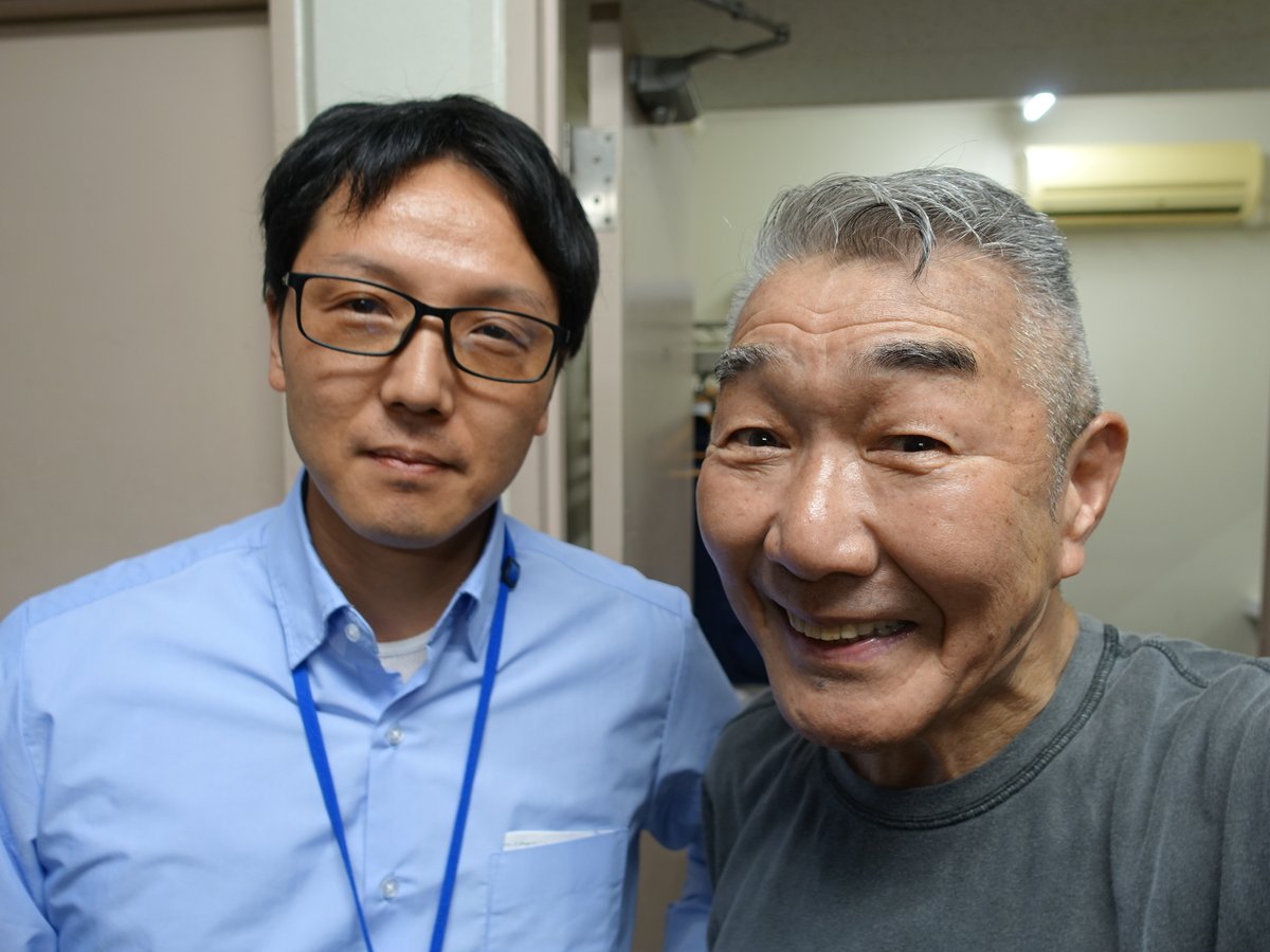 matsumotohiro's tweet photo. 今日は流山市生涯学習センターの多目的ホールで「流山おやこ劇場創立４０周年記念・松元ヒロソロライブ」。ホールいっぱいのお客さまに感謝！　照明・音響をなんとたった一人で！　しかも、短時間のリハーサルで完璧な舞台にしてくださった大竹さんに感謝感激！　最後に実行委員の皆さまとハイ、チーズ(^^)/