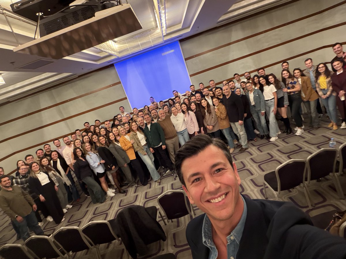 avelcinozge's tweet photo. Kalpleriyle, zihinleriyle ama en çok da emekleriyle aylardır hazırlanıyor bu ekip.

Bu karede olmayanları anmazsam haksızlık etmiş olurum. Çünkü biz, görünen görünmeyen emeğiyle, birbirine omuz veren kocaman bir aileyiz.

Çok şey söylenebilir ama galiba en güzeli, iyi ki yan yanayız 🙏

Biz hazırız. 

Tüm meslektaşlarımızı büyük bir heyecanla bir hafta sonra gerçekleşecek, Ankara Barosu 69. Olağan Genel Kuruluna bekliyoruz.

#dsag #rengimizmavi