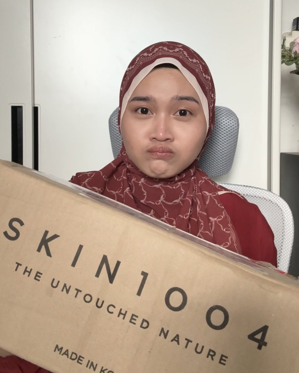 kharismakus's tweet photo. Pulang-pulang disambut gift sekerdus dari SKIN1004🥹🫶🏻✨

Terharu banget huhu mewek sangat disupport, alhamdulillah🥺🤍🪽￼ https://t.co/ql7mgEZ3iY