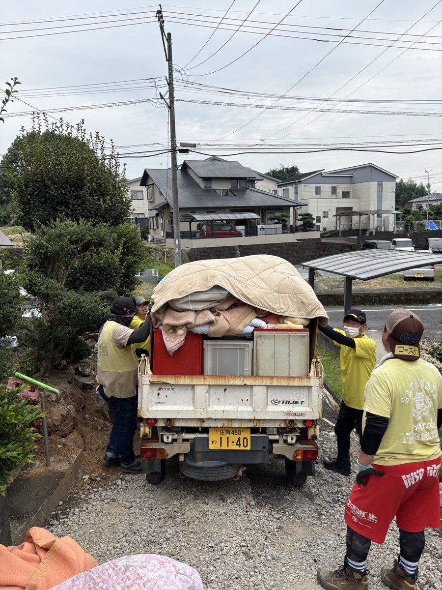 jishuren_kuma's tweet photo. 【#令和8年熊本地震】
大きな家財を搬出後、家具の解体、陶器、衣類等細かい仕分けをすすめます。軽トラに隙間なく積み込み、しっかりロープで縛り搬出。作業後半では、家屋の掃除や雨風を凌げるよう戸が外れた箇所も補強していきます。
#宇城市松橋
#セイブザヒロシマ
#STH
#幡再
#九州自主練 https://t.co/8myQcqN0Qp