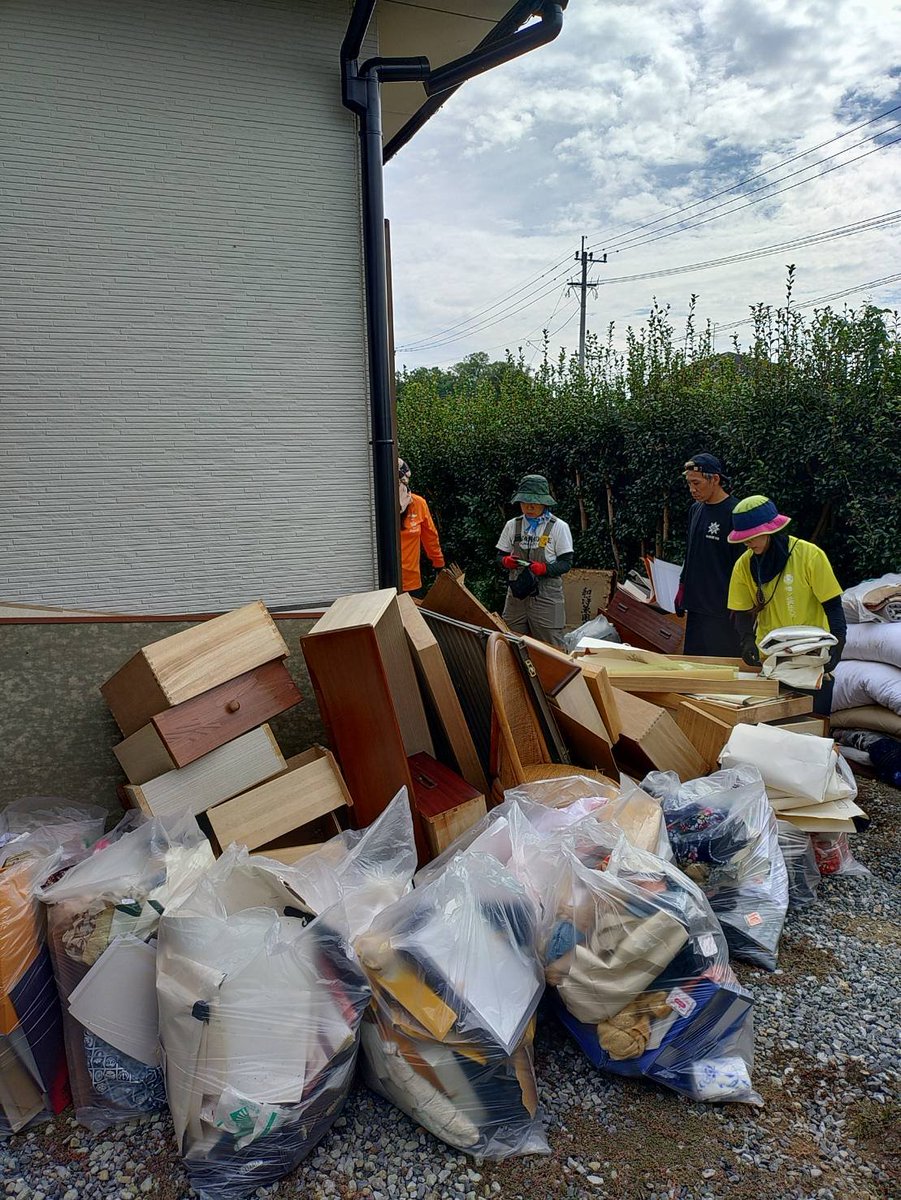 jishuren_kuma's tweet photo. 【#令和8年熊本地震】
大きな家財を搬出後、家具の解体、陶器、衣類等細かい仕分けをすすめます。軽トラに隙間なく積み込み、しっかりロープで縛り搬出。作業後半では、家屋の掃除や雨風を凌げるよう戸が外れた箇所も補強していきます。
#宇城市松橋
#セイブザヒロシマ
#STH
#幡再
#九州自主練 https://t.co/8myQcqN0Qp