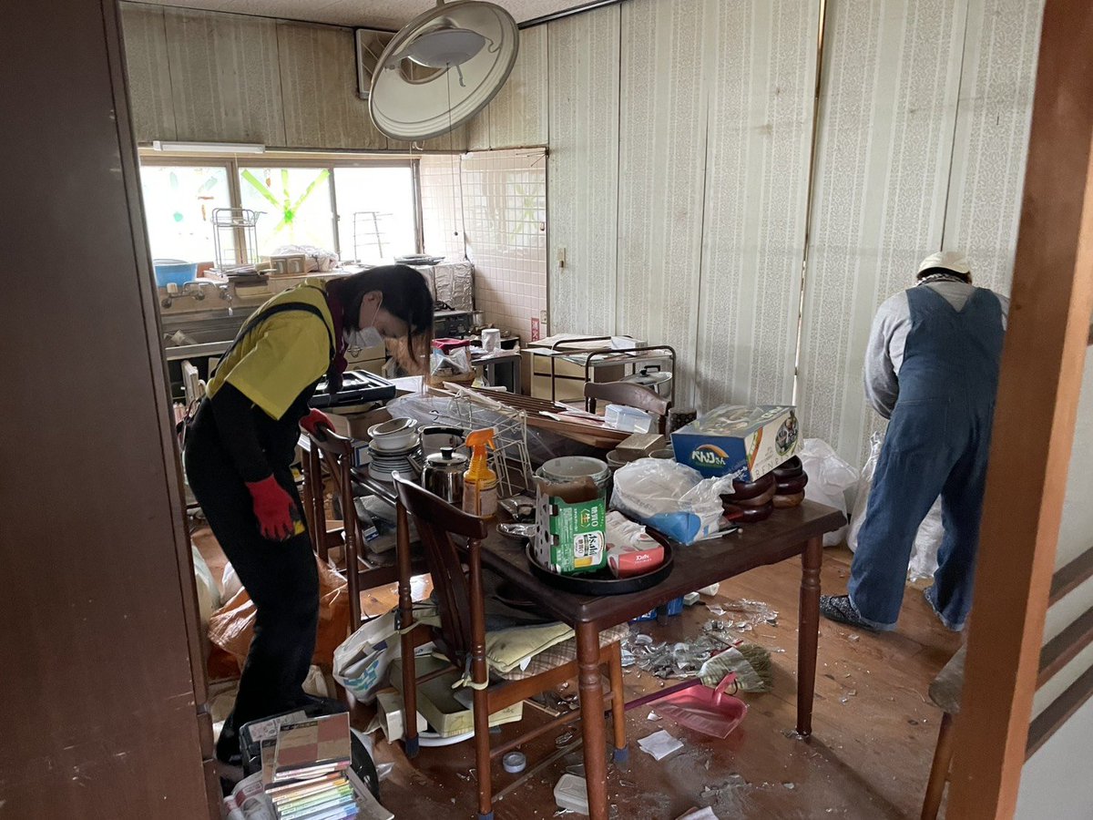 jishuren_kuma's tweet photo. 【#令和8年熊本地震】
大きな家財を搬出後、家具の解体、陶器、衣類等細かい仕分けをすすめます。軽トラに隙間なく積み込み、しっかりロープで縛り搬出。作業後半では、家屋の掃除や雨風を凌げるよう戸が外れた箇所も補強していきます。
#宇城市松橋
#セイブザヒロシマ
#STH
#幡再
#九州自主練 https://t.co/8myQcqN0Qp