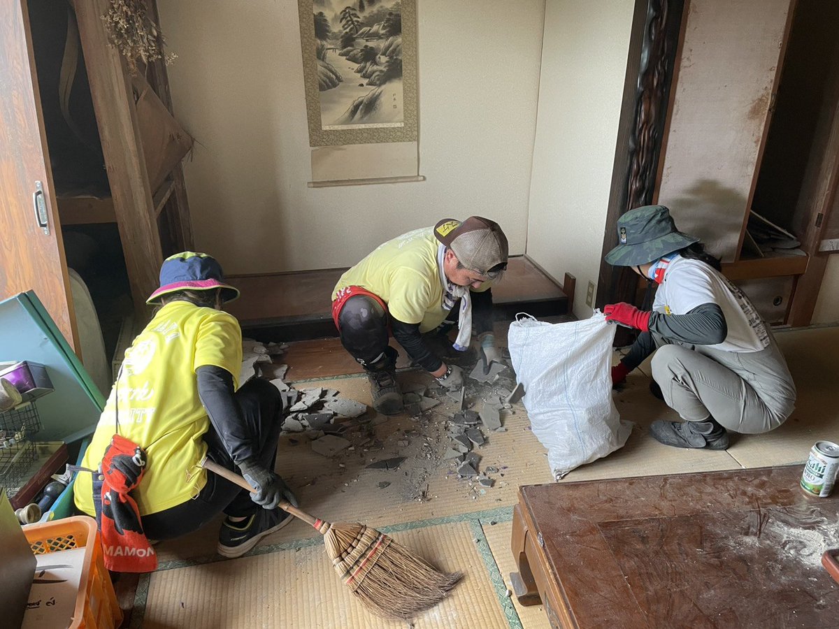 jishuren_kuma's tweet photo. 【#令和8年熊本地震】
大きな家財を搬出後、家具の解体、陶器、衣類等細かい仕分けをすすめます。軽トラに隙間なく積み込み、しっかりロープで縛り搬出。作業後半では、家屋の掃除や雨風を凌げるよう戸が外れた箇所も補強していきます。
#宇城市松橋
#セイブザヒロシマ
#STH
#幡再
#九州自主練 https://t.co/8myQcqN0Qp