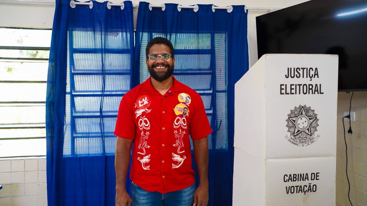 jonesmanoel_PE's tweet photo. Voto dado. 

Hoje será um dia histórico. 

A revolução é impossível até que se torne inevitável! 

“Contra-atacar, contra-atacar
Eu vou traçando vários planos
Pra poder contra-atacar” 

Sulamericano - BaianaSystem

Foto de Túlio Seabra. https://t.co/Q9vjDKzhzo
