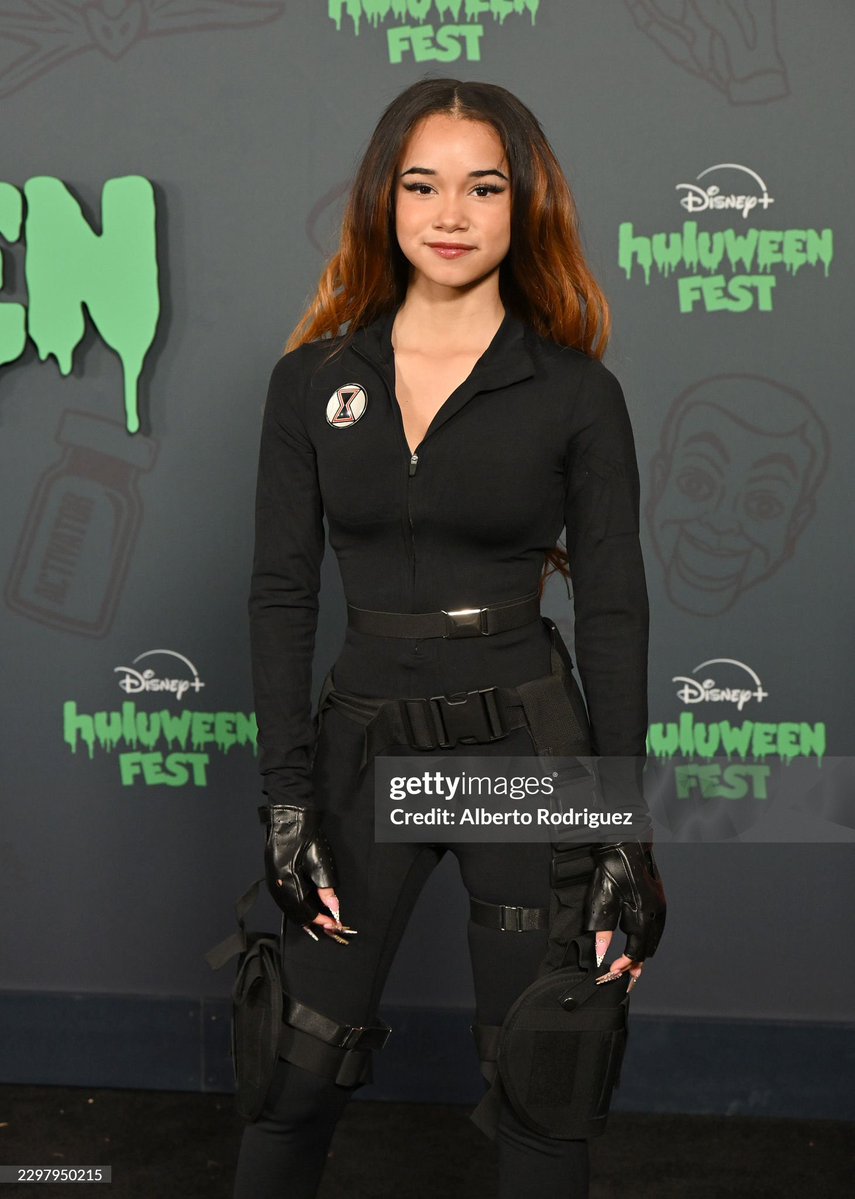 generationybh's tweet photo. Janice LeAnn Brown (WBWP) at Disney+ Huluween Fest https://t.co/ODQuuC27o5