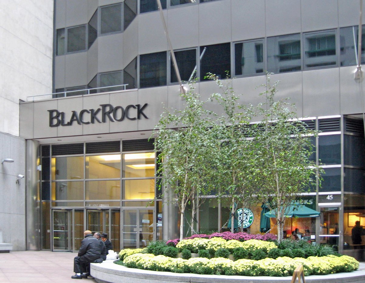 LiqMonk's tweet photo. BlackRock IBIT took in $196M on Oct 1 - the week's biggest spot BTC ETF day - while Fidelity FBTC had one green session and about $168M outflows. Same 0.25% fee, same bitcoin. Size and liquidity are driving the split; next week tests if it sticks. https://t.co/UTkboGhb2W