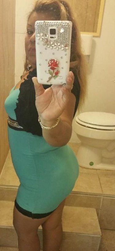 leop2qx's tweet photo. Anoche me estaba masturbando con esta foto de mi mamá y hoy en la mañana se la puso con un hilo se le ve bien rico https://t.co/Hfh7wuc3hd