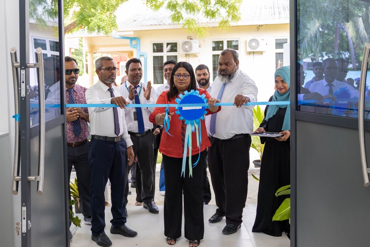 MoHmv's tweet photo. މިނިސްޓަރ @geelaali ށ. އަތޮޅަށް ކުރައްވަމުން ގެންދަވާ ރަސްމީ ދަތުރުފުޅުގެ  ތެރެއިން ށ. ފީވަކަށް ވަޑައިގެން، އެރަށުގެ  ޞިއްޙީ މަރުކަޒުގެ އެކްސްޓެންޝަން އިމާރާތް ހުޅުއްވާ ދެއްވާ، އެ ރަށުގެ ޞިއްޙީ މަރުކަޒުން ދެމުންދާ ޚިދުމަތް 24 ގަޑިއިރަށް ބަދަލުކުރުމަށް ބޭއްވި ޚާއްސަ ރަސްމިިއްޔާތުގެ ޝަރަފުވެރިކޮށްދެއްވައިފި.

@FeevakH